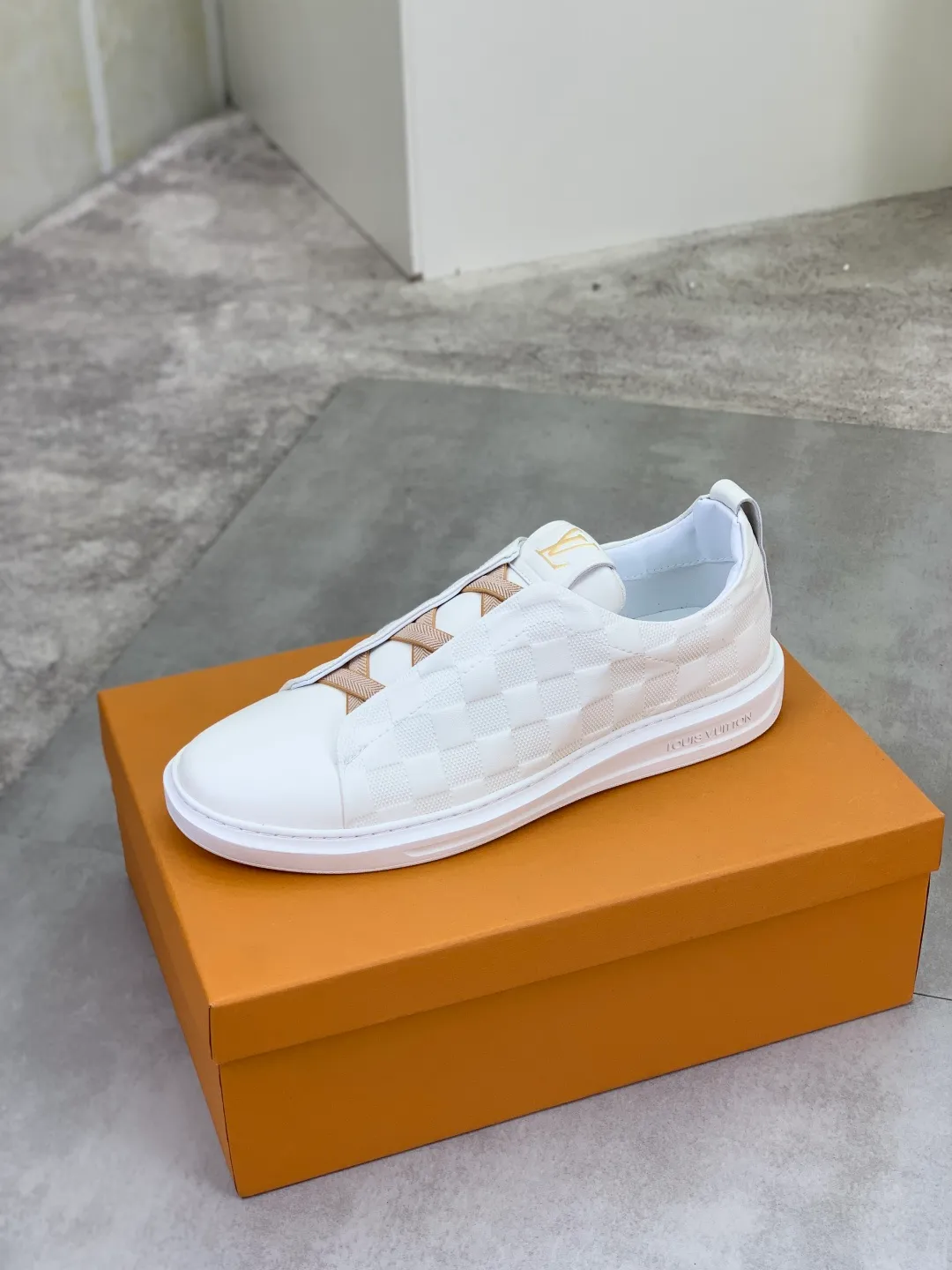 Men's men's shoes P440💰【Real price】Yangli🆘 💭💭New model launched【LOUlS VUlTTON】Louis Vuitton's new low-top men's shoes, high quality, support inspection! This style comes from Italy, very energetic and creative, giving people a comfortable and atmospheric visual impact❗Synchronization, the upper is made of silk calfskin with the original LV, imported soft sheepskin lining🐑Purely hand-stitched; LV original rubber outsole 4️⃣colors available Code number: 38~44